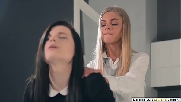 LesbianCUMS.com â¨ Glamour Lesbian Toe Ring Fucking